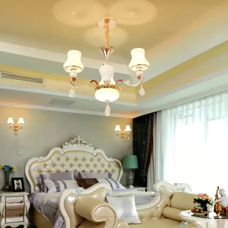 Vintage Kronleuchter in Gold mit Glasschirmen für das Wohnzimmer