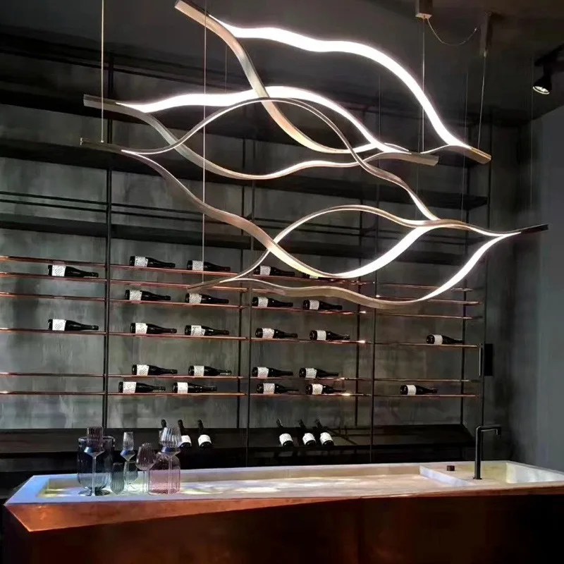 Postmoderner Kronleuchter aus goldenem Aluminium – Auralys