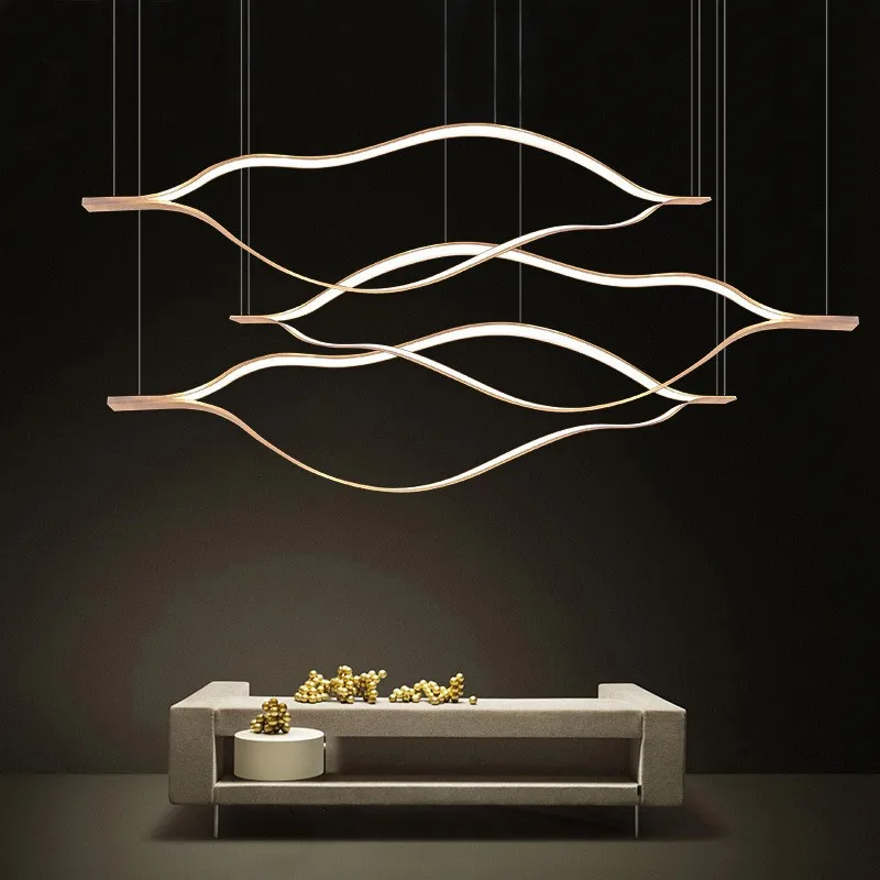 Postmoderner Kronleuchter aus goldenem Aluminium – Auralys