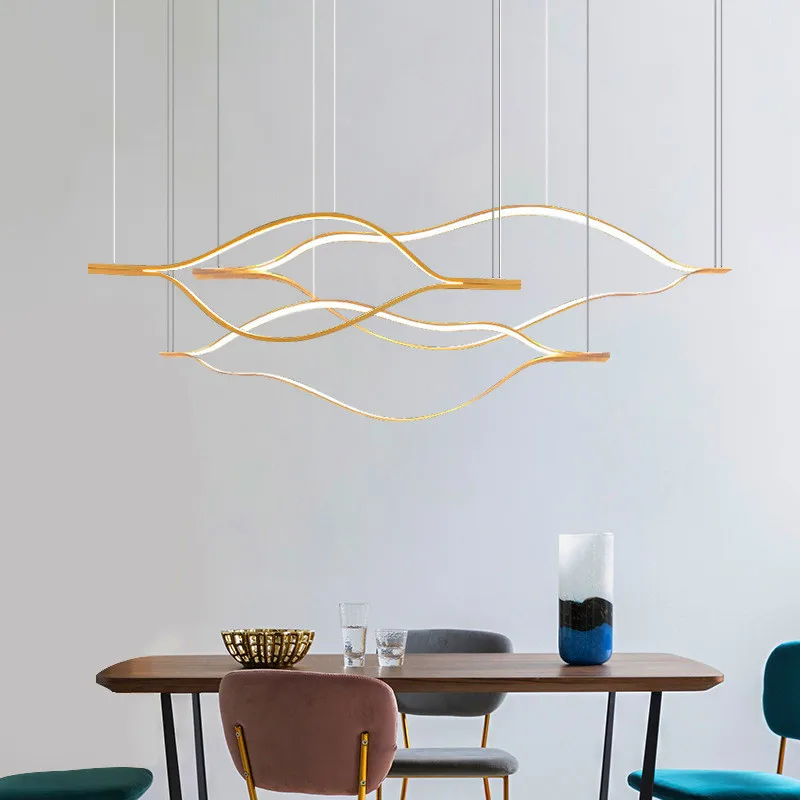 Postmoderner Kronleuchter aus goldenem Aluminium – Auralys