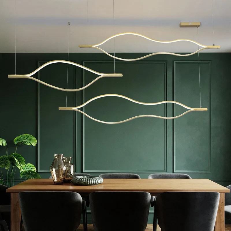 Postmoderner Kronleuchter aus goldenem Aluminium – Auralys