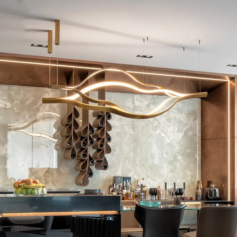 Postmoderner Kronleuchter aus goldenem Aluminium – Auralys