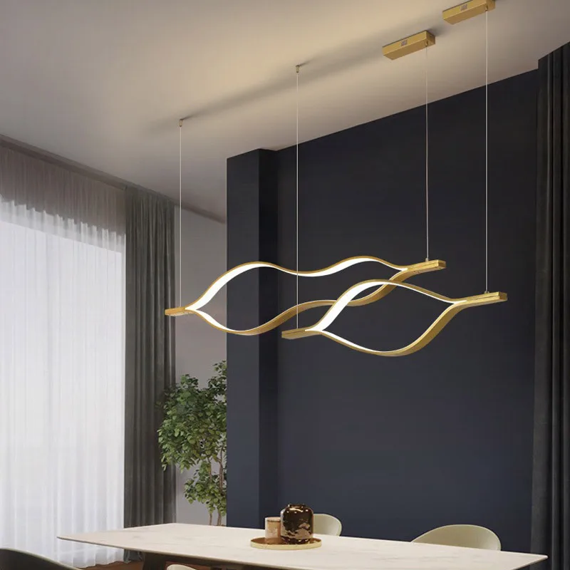 Postmoderner Kronleuchter aus goldenem Aluminium – Auralys