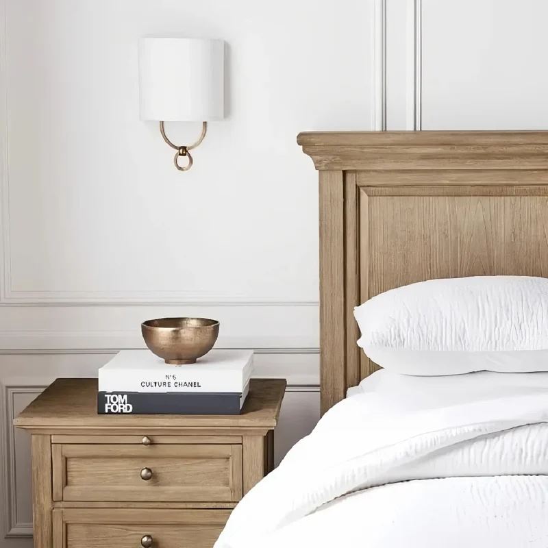 Beige Vintage-Wandleuchte mit Stoffschirm für das Schlafzimmer
