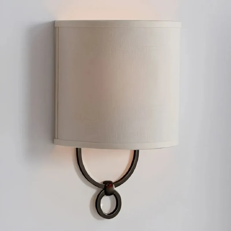 Beige Vintage-Wandleuchte mit Stoffschirm für das Schlafzimmer