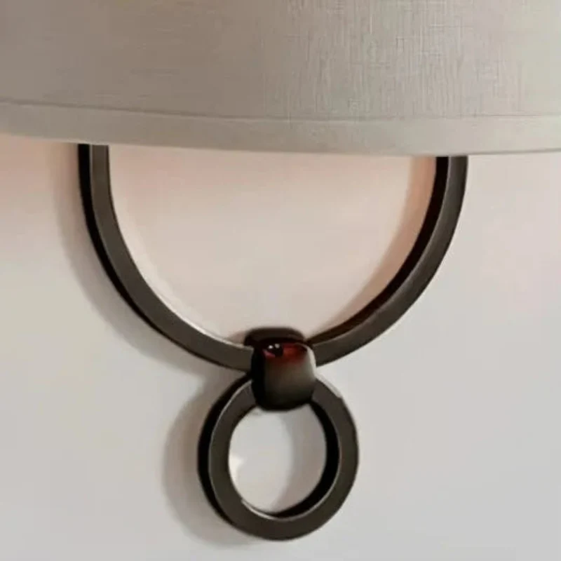 Beige Vintage-Wandleuchte mit Stoffschirm für das Schlafzimmer