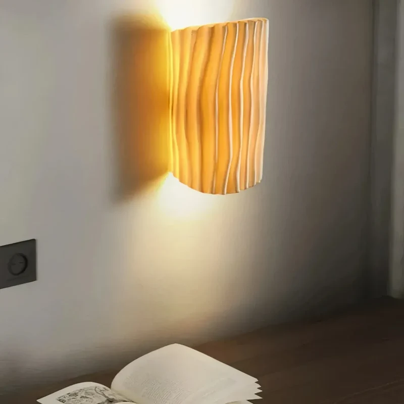 Moderne LED Wandleuchte Up and Down mit Rillendesign für Schlafzimmer
