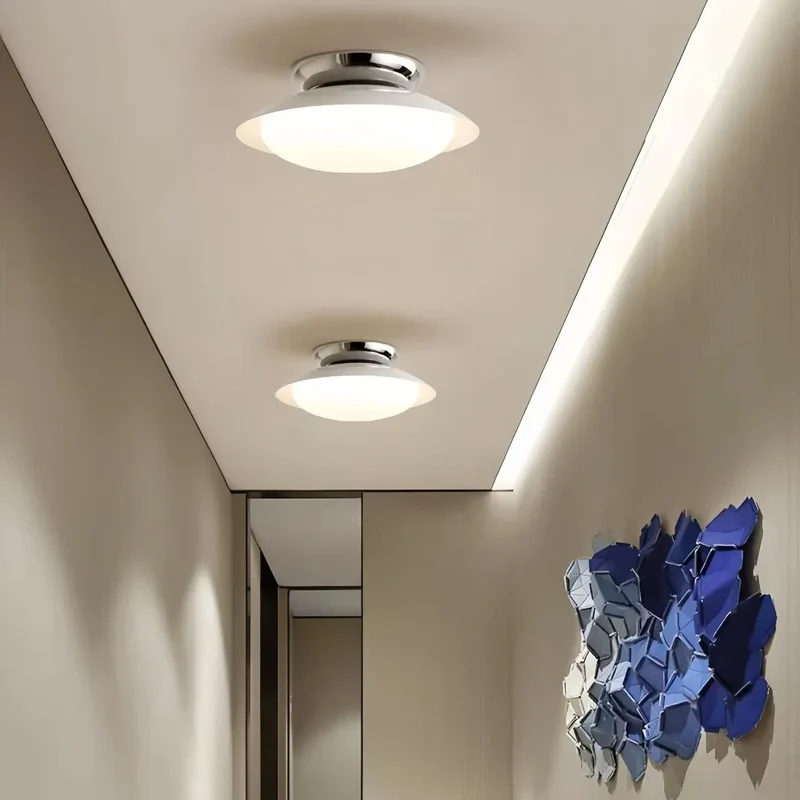 Moderne Deckenleuchte im Schalendesign für den Flur