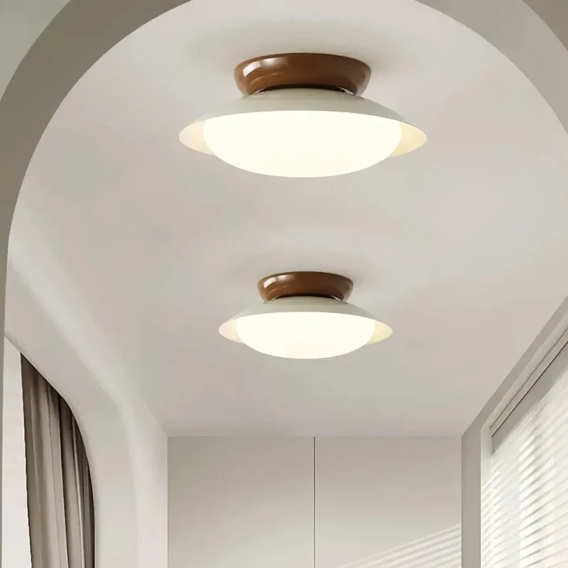 Moderne Deckenleuchte im Schalendesign für den Flur