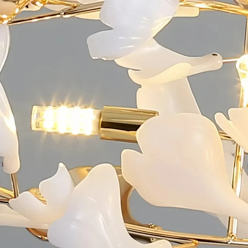 Nordischer blattförmiger Kronleuchter in Weiß und Gold für Wohnzimmer