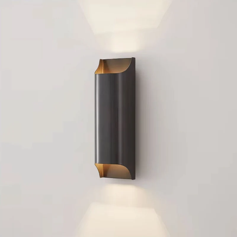 Wandleuchte aus goldenem Messing für Wohnzimmer – Aurélica