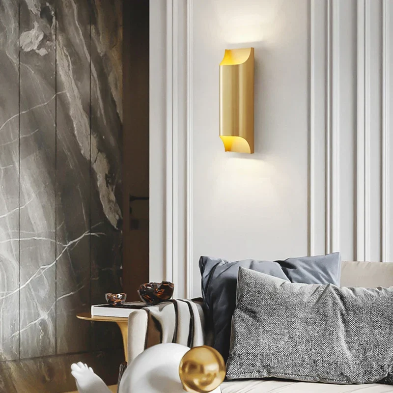 Wandleuchte aus goldenem Messing für Wohnzimmer – Aurélica