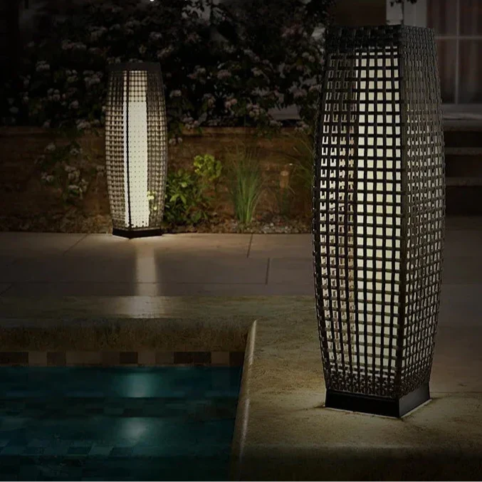 Solar-Stehlampe für den Außenbereich aus geflochtenem Rattan-Optik – Orbanya