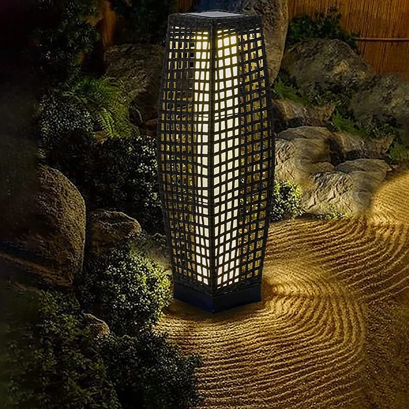Solar-Stehlampe für den Außenbereich aus geflochtenem Rattan-Optik – Orbanya