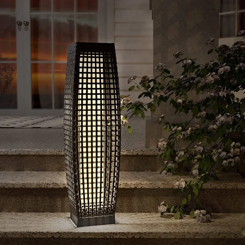 Solar-Stehlampe für den Außenbereich aus geflochtenem Rattan-Optik – Orbanya