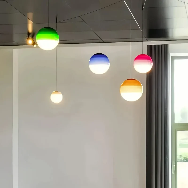Bunte LED Pendelleuchte Kugel aus Glas für Esszimmer