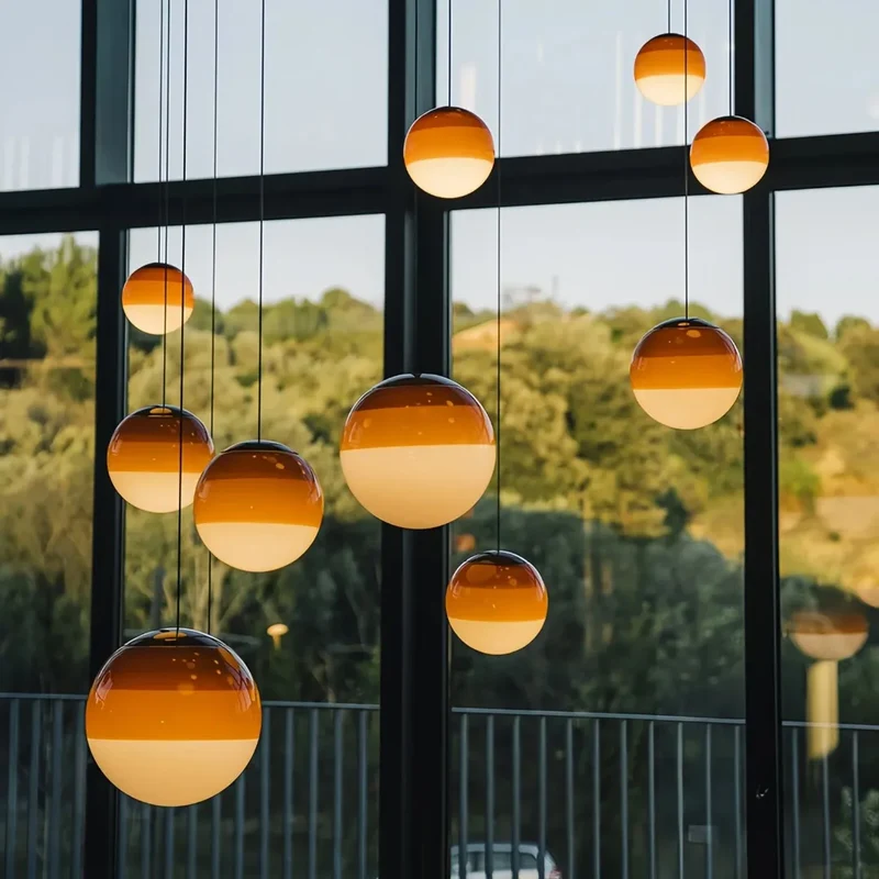 Bunte LED Pendelleuchte Kugel aus Glas für Esszimmer