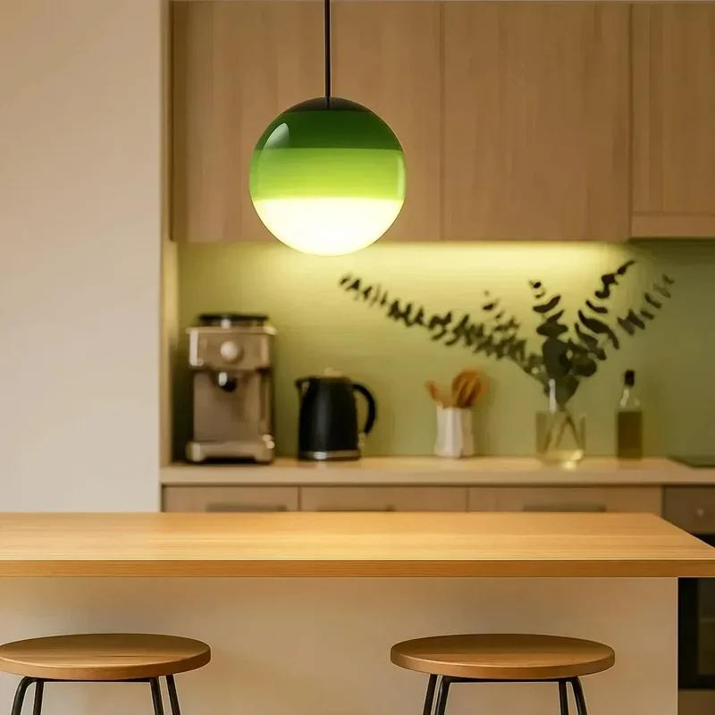 Bunte LED Pendelleuchte Kugel aus Glas für Esszimmer