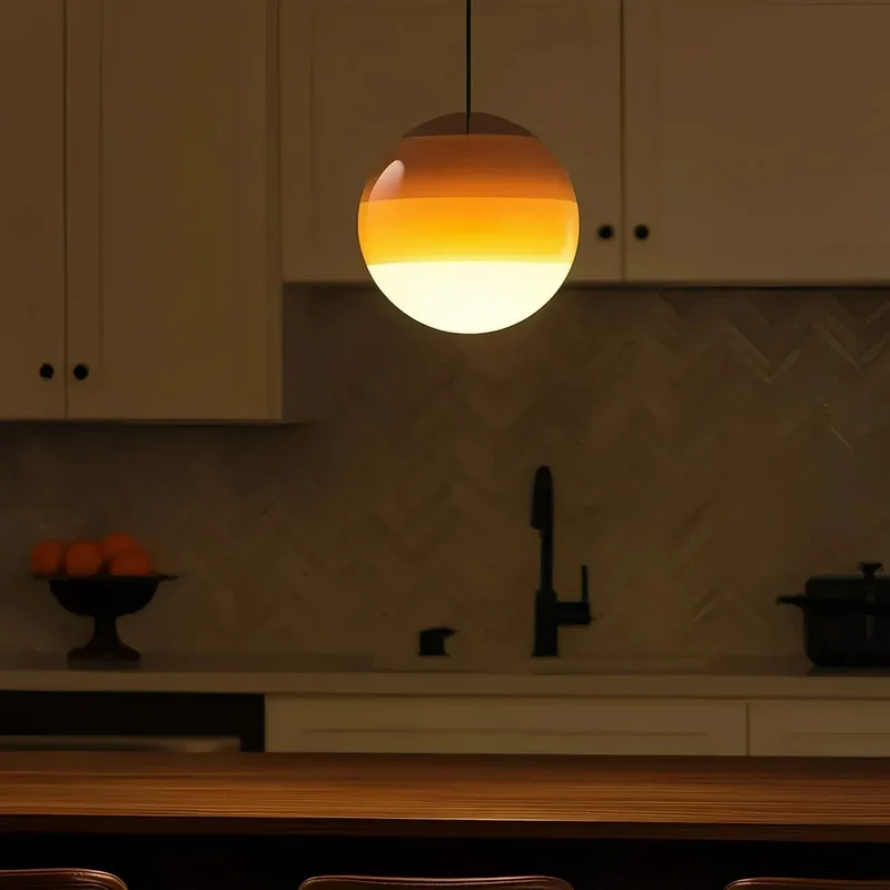 Bunte LED Pendelleuchte Kugel aus Glas für Esszimmer