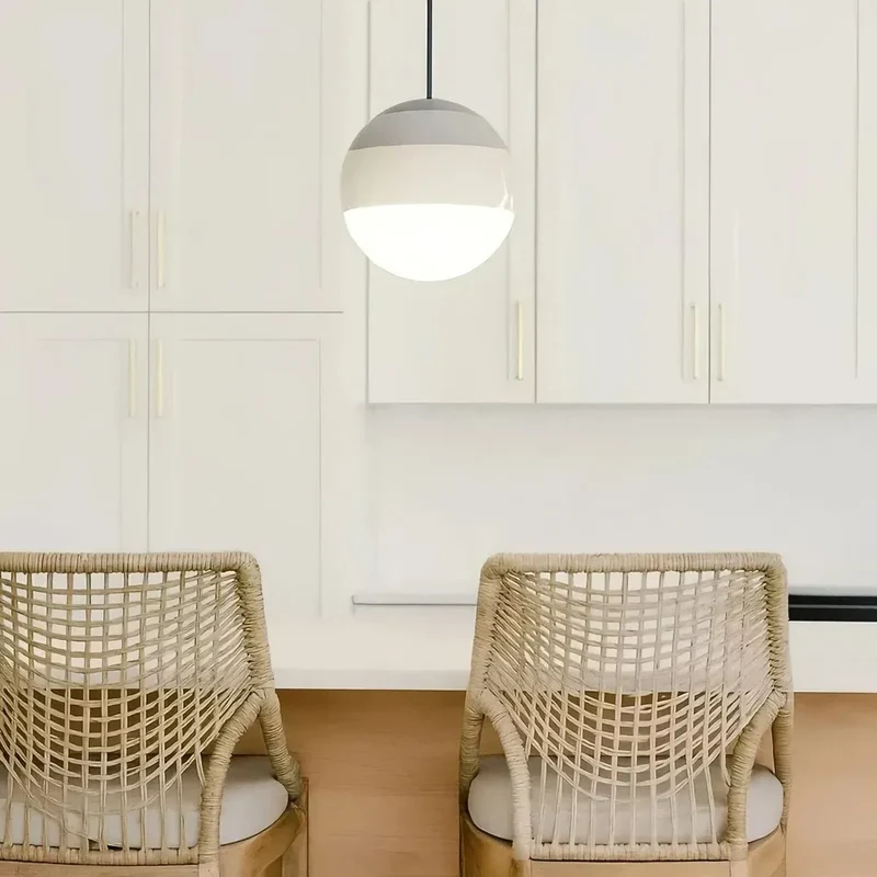 Bunte LED Pendelleuchte Kugel aus Glas für Esszimmer