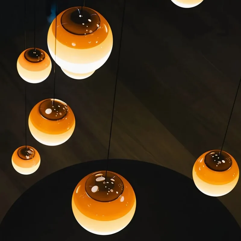 Bunte LED Pendelleuchte Kugel aus Glas für Esszimmer