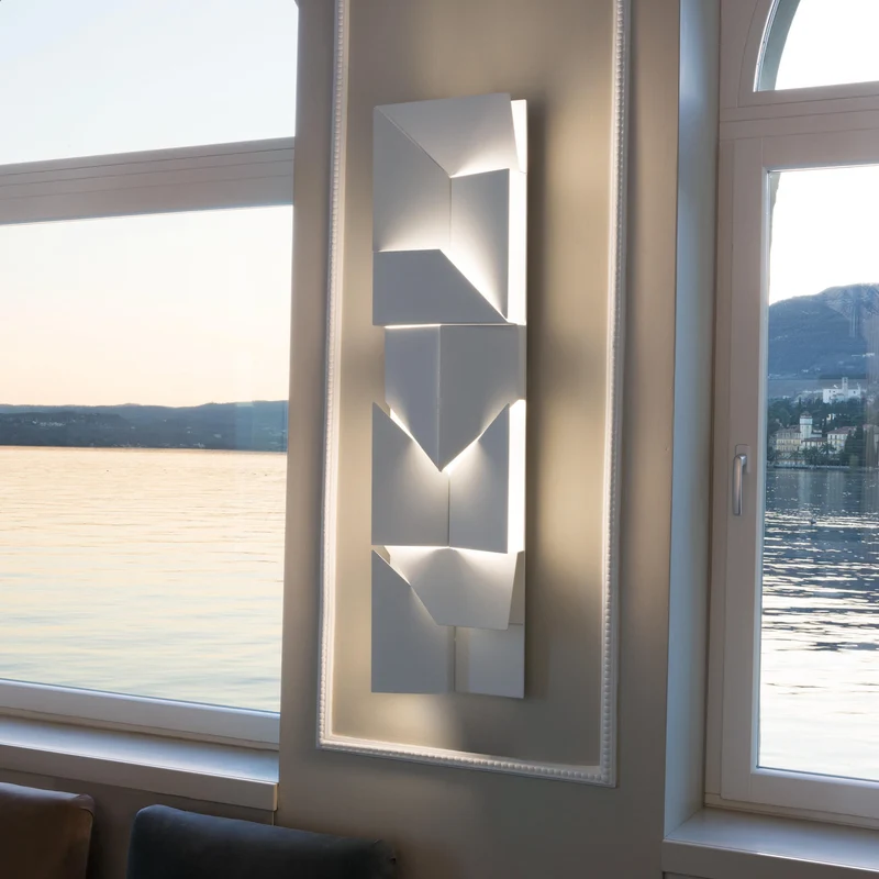Skulpturale Wandleuchte aus Aluminium – Alumiance