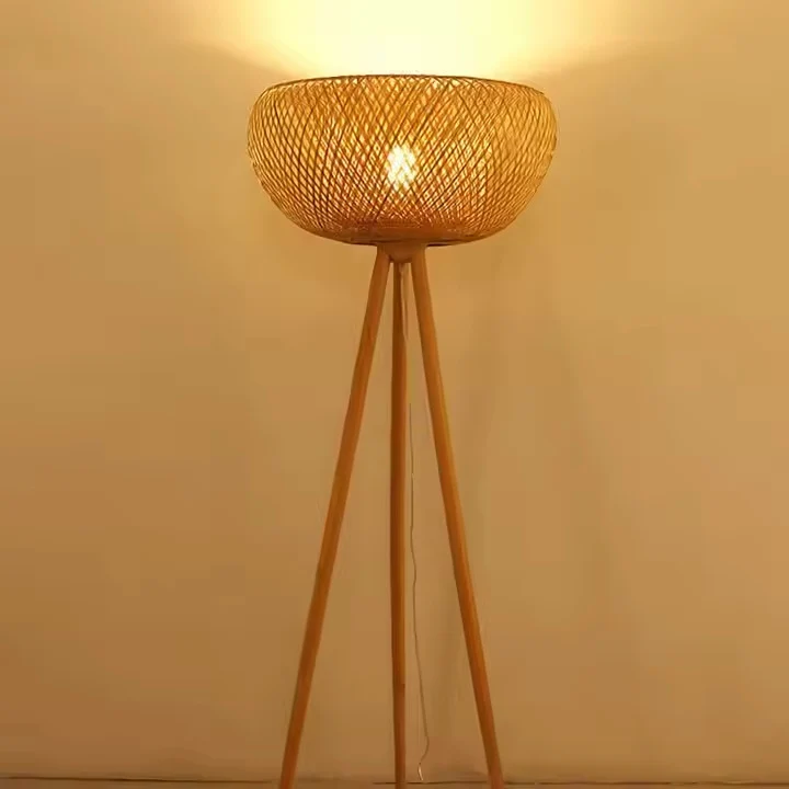 Stehlampe aus Rattan und schwarzem Metall für Wohnzimmer – Rotanique