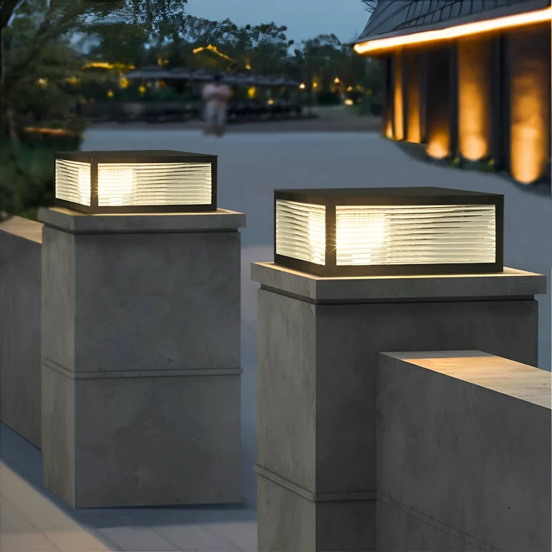 Schwarze Außen-Stehlampe aus geriffeltem Glas – Veraluce