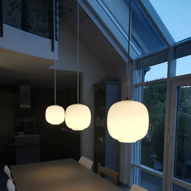 Minimalistische Hängeleuchte aus weißem Glas für die Küche – Solmara