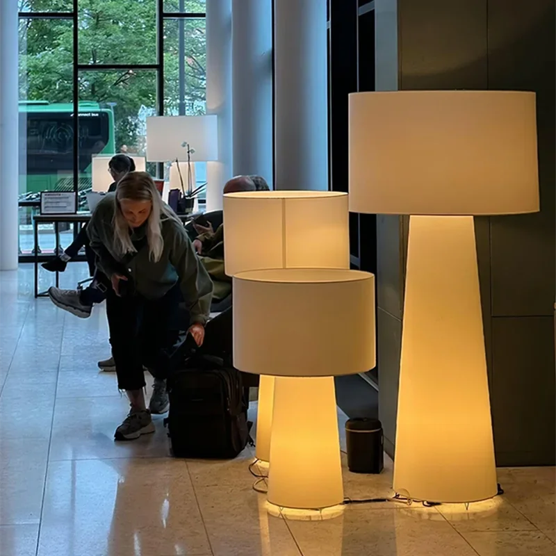 Stehlampe aus Stoff und Eisen im nordischen Design – Armonello