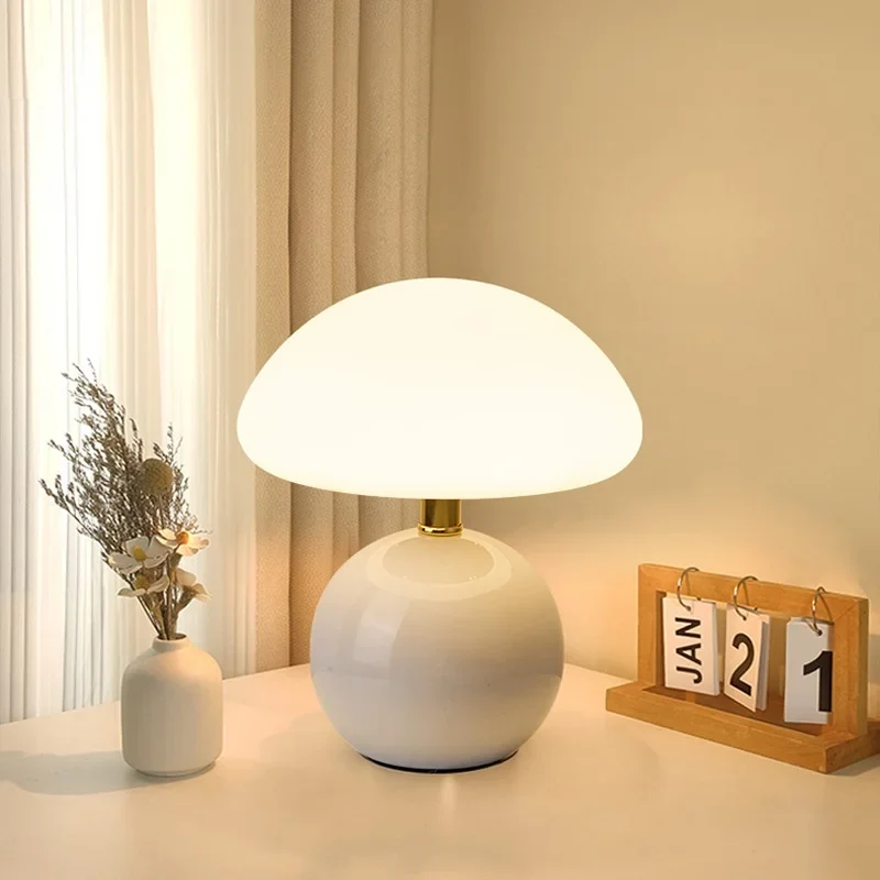 Keramische Tischlampe in Creme für Schlafzimmer – Aureolys