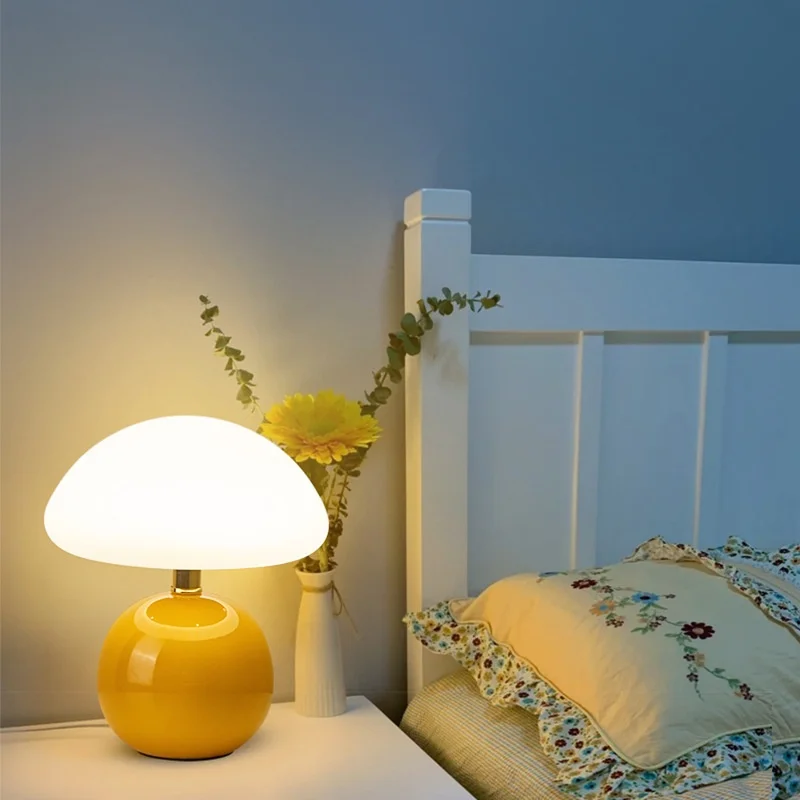 Keramische Tischlampe in Creme für Schlafzimmer – Aureolys