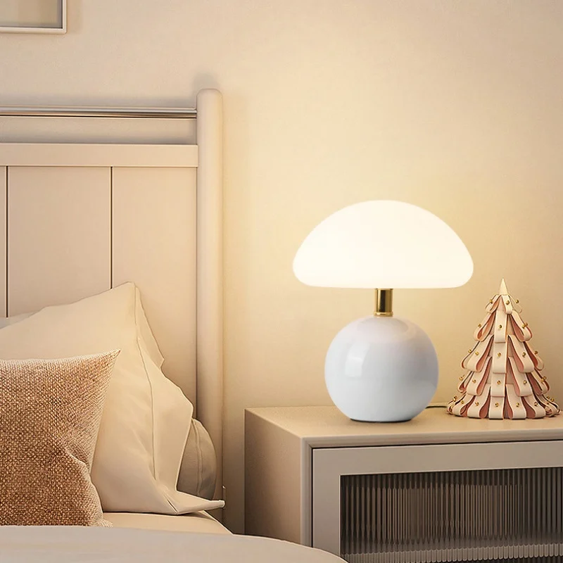 Keramische Tischlampe in Creme für Schlafzimmer – Aureolys
