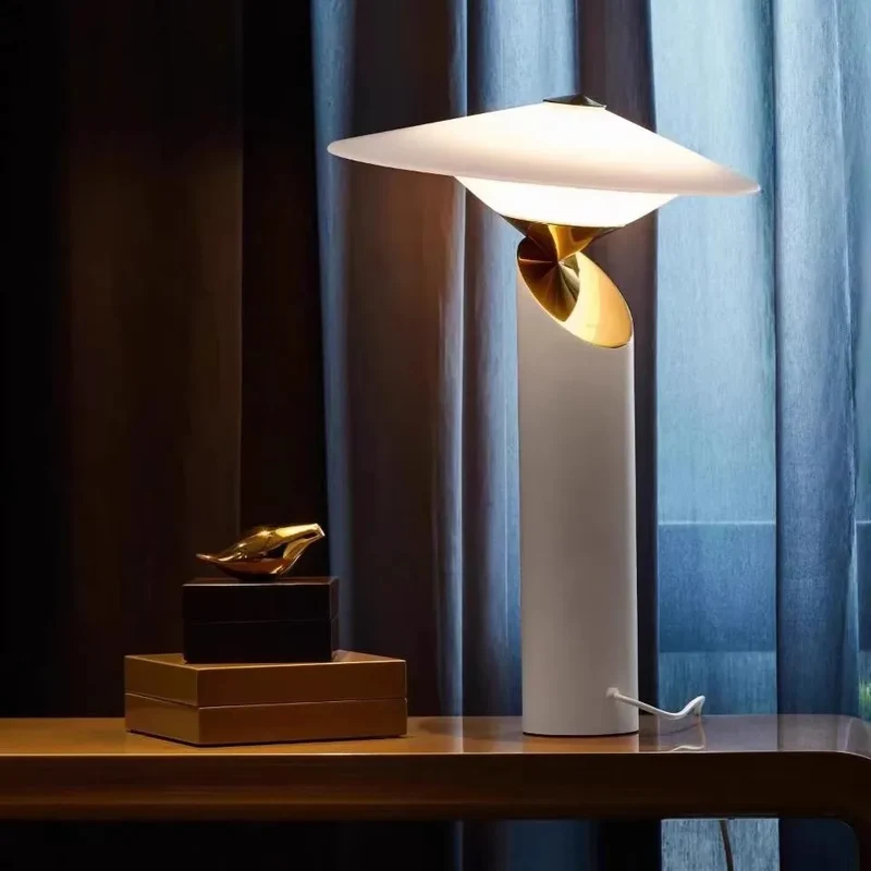 Klassische Metall-Tischlampe für Schlafzimmer – Bellarte
