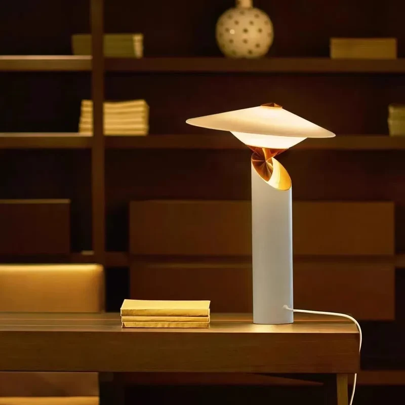 Klassische Metall-Tischlampe für Schlafzimmer – Bellarte