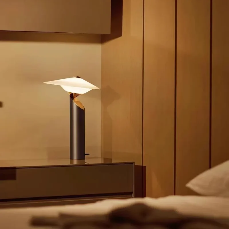 Klassische Metall-Tischlampe für Schlafzimmer – Bellarte