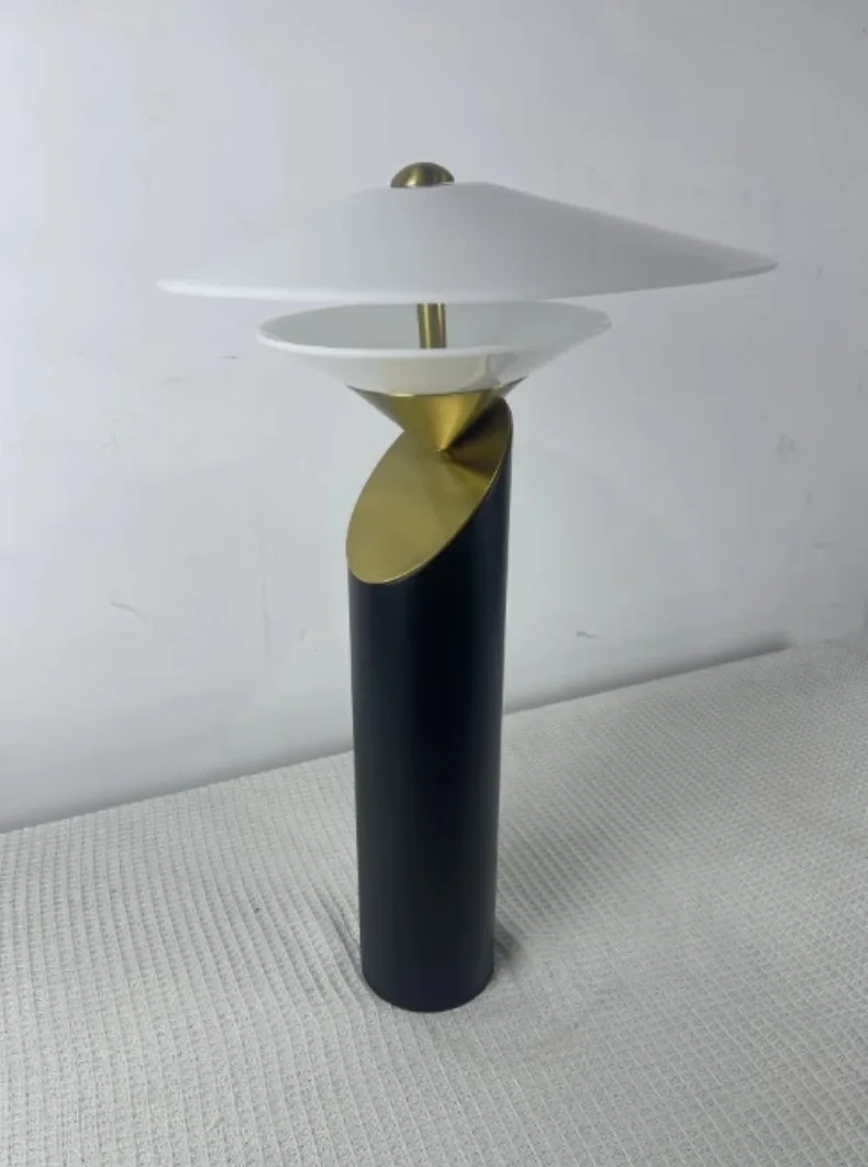 Klassische Metall-Tischlampe für Schlafzimmer – Bellarte