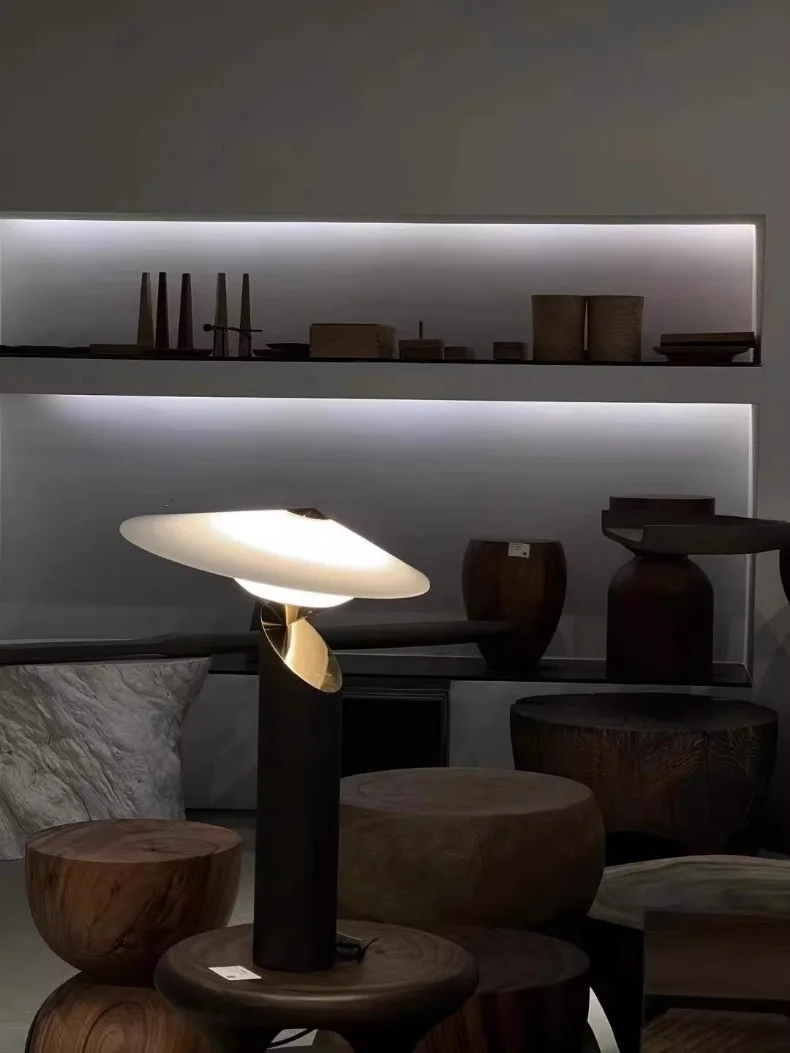 Klassische Metall-Tischlampe für Schlafzimmer – Bellarte