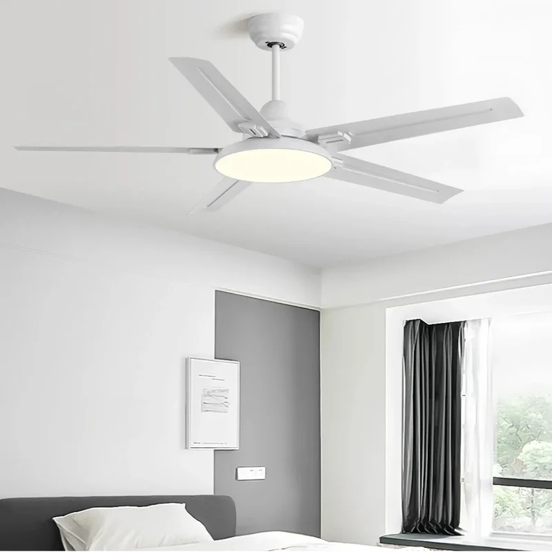Moderner Deckenventilator mit Licht und 5 Flügeln