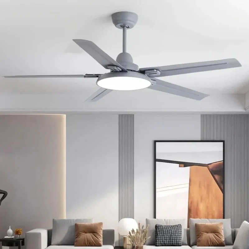 Moderner Deckenventilator mit Licht und 5 Flügeln