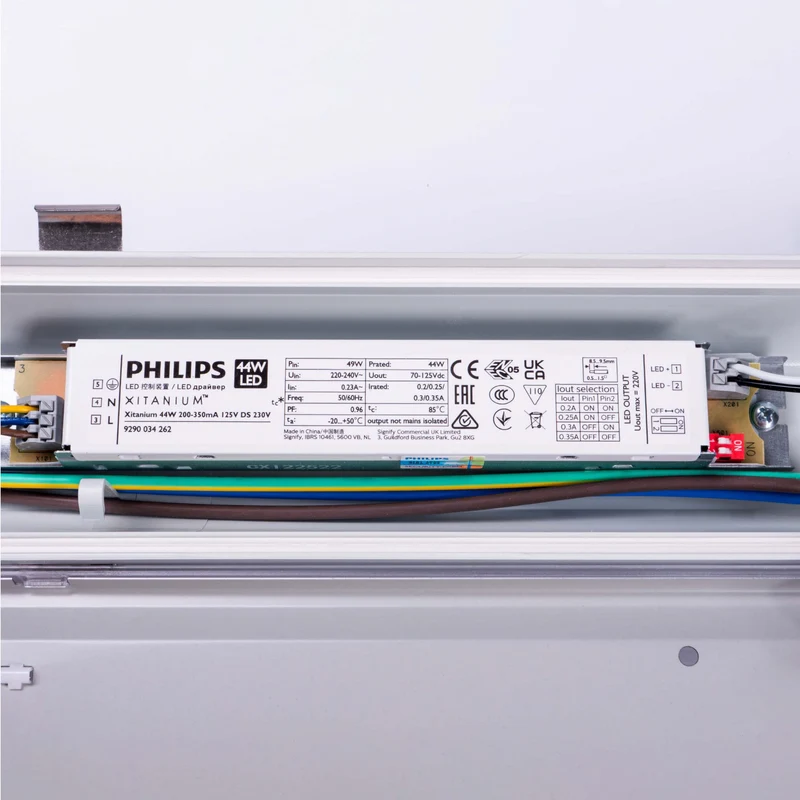 Philips LED-Leuchtstoffröhrenleuchte Light Pro mit 120 cm LED-Streifen – Verbindbar – Netzschalter – Energieeffizienzklasse B – 5400 lm – 185 lm/W – 30 W – 4000 K
