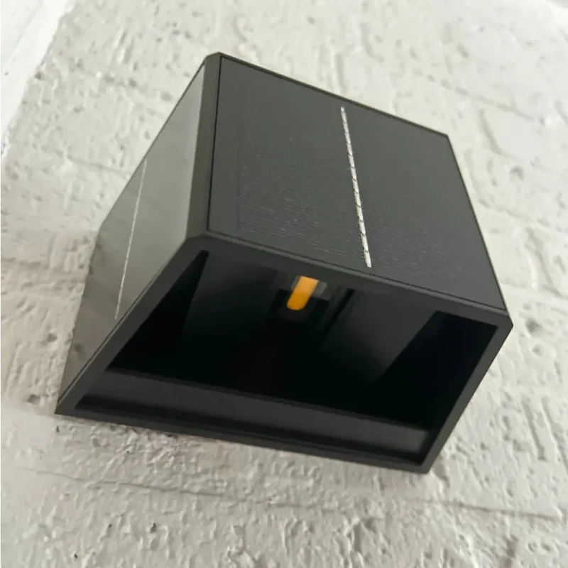 Solar-Außenwandleuchte in Schwarz, IP65, mit verstellbarem Lichtwinkel