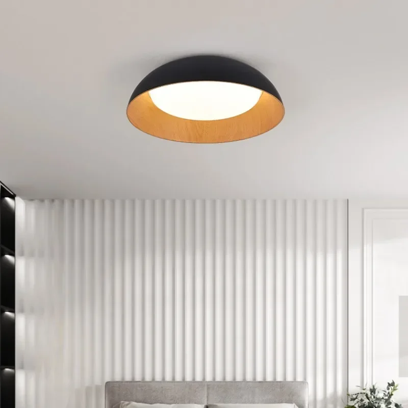 Moderne Deckenleuchte aus schwarzem Metall und Holz – Maderique