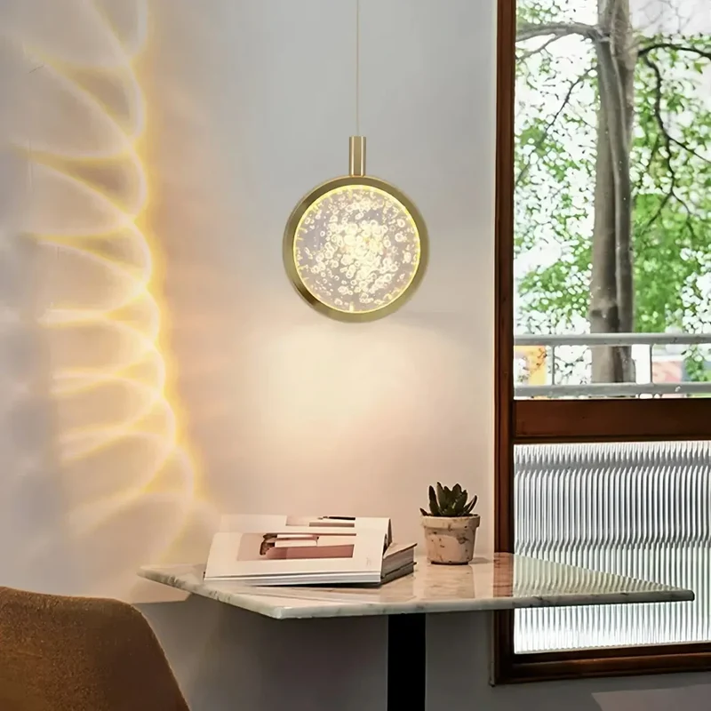 Moderne Pendelleuchte für das Schlafzimmer mit Kristallkugel