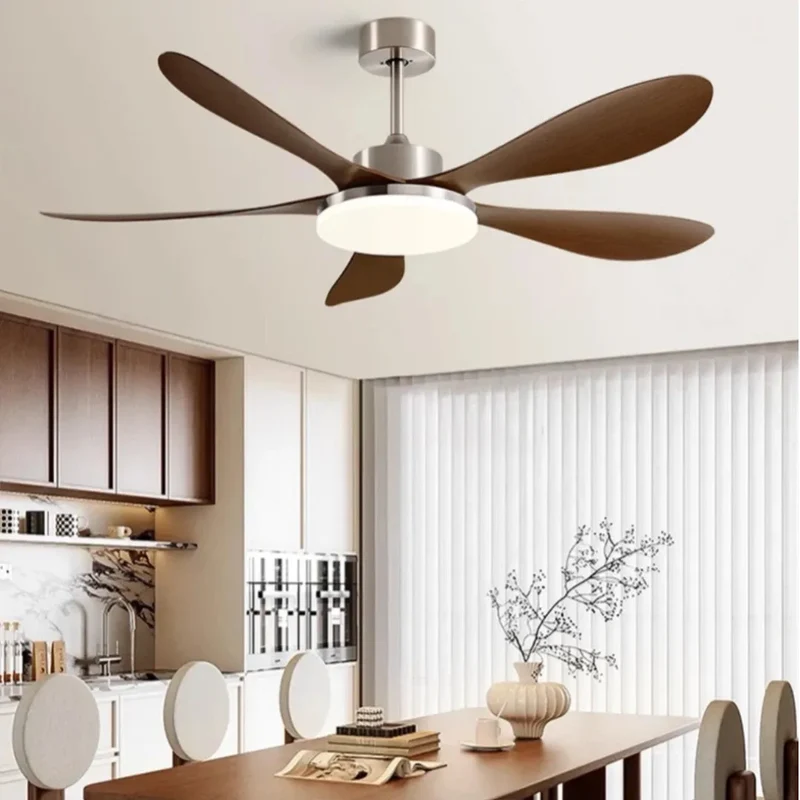 Moderner Deckenventilator mit Fernbedienung und Licht