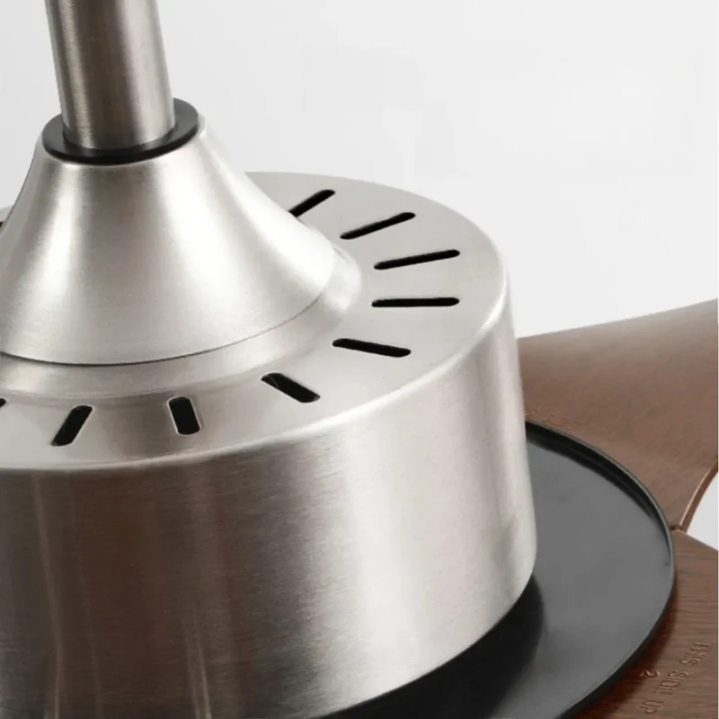 Moderner Deckenventilator mit Fernbedienung und Licht
