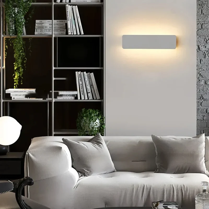 Weiße rechteckige Wandlampe aus Metall für den Innenbereich