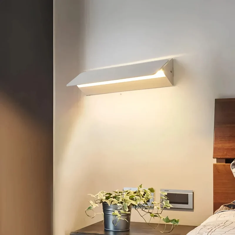 Weiße rechteckige Wandlampe aus Metall für den Innenbereich