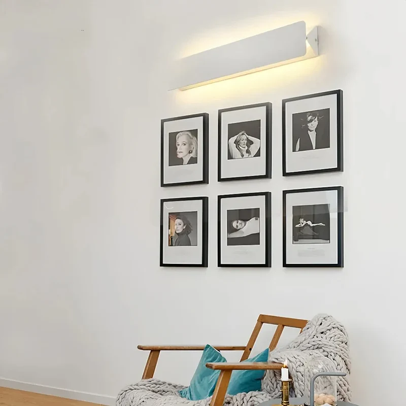 Weiße rechteckige Wandlampe aus Metall für den Innenbereich