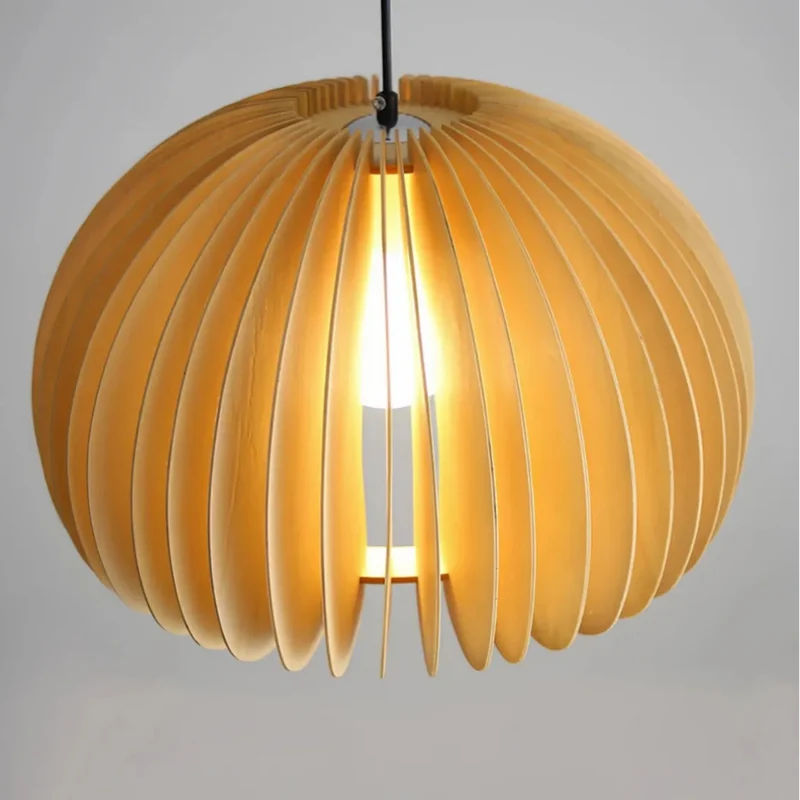 Skandinavische Pendelleuchte aus Holz in Kürbisform für das Esszimmer